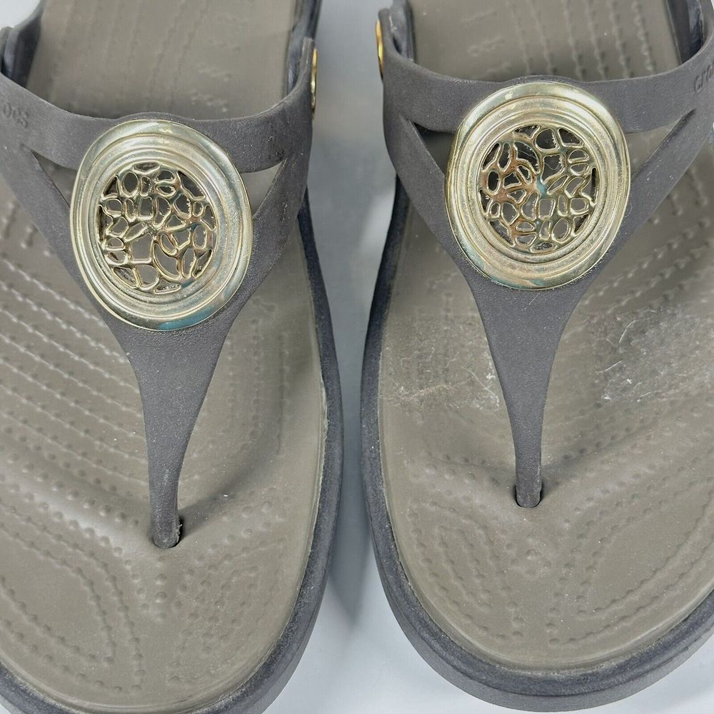 Crocs Sanrah Navy Grey Gold Medallion Circle Sandals Shoes Women's Size 6 - Picture 5 of 16